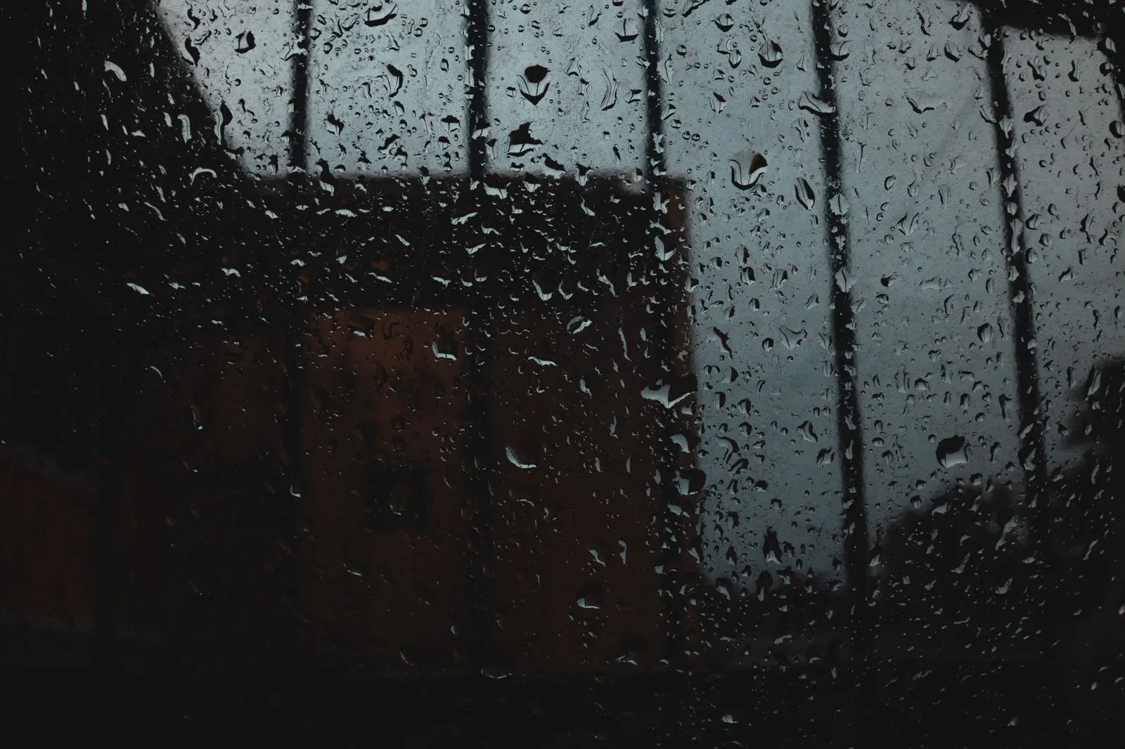 Dreißig Bildschirme: Regen läuft an der Fensterscheibe herunter, letzte Stunde am Freitagnachmittag
