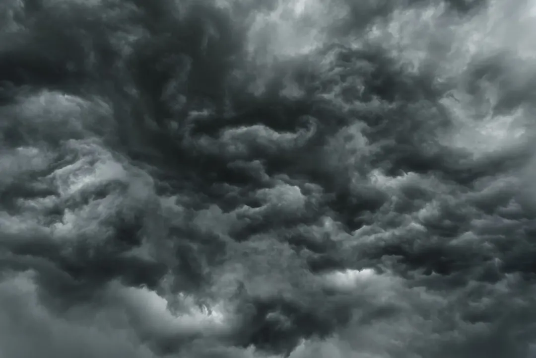 Dichte, bedrohliche Sturmwolken türmen sich auf