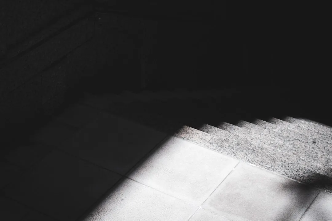 Eine Treppe im Wechsel von Licht und Schatten