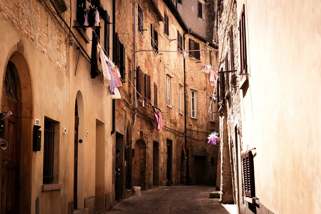 Eine enge italienische Altstadtgasse im warmen Licht, Veronas Kulisse