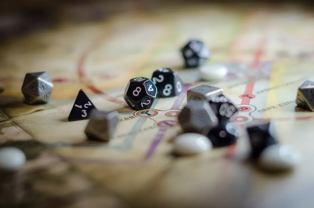 Schwarze Rollenspiel-Würfel liegen auf einer alten Landkarte