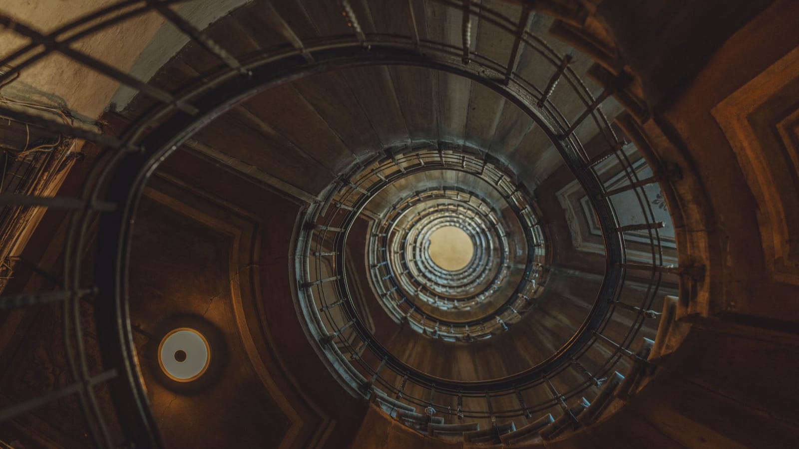 Nested Loops in der Tiefe: Wie verschachtelte Geschichten Aufmerksamkeit binden — und warum ich meinen Hörer einmal hängengelassen habe