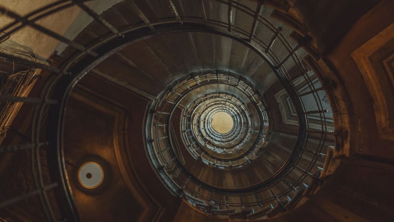 Nested Loops in der Tiefe: Wie verschachtelte Geschichten Aufmerksamkeit binden — und warum ich meinen Hörer einmal hängengelassen habe