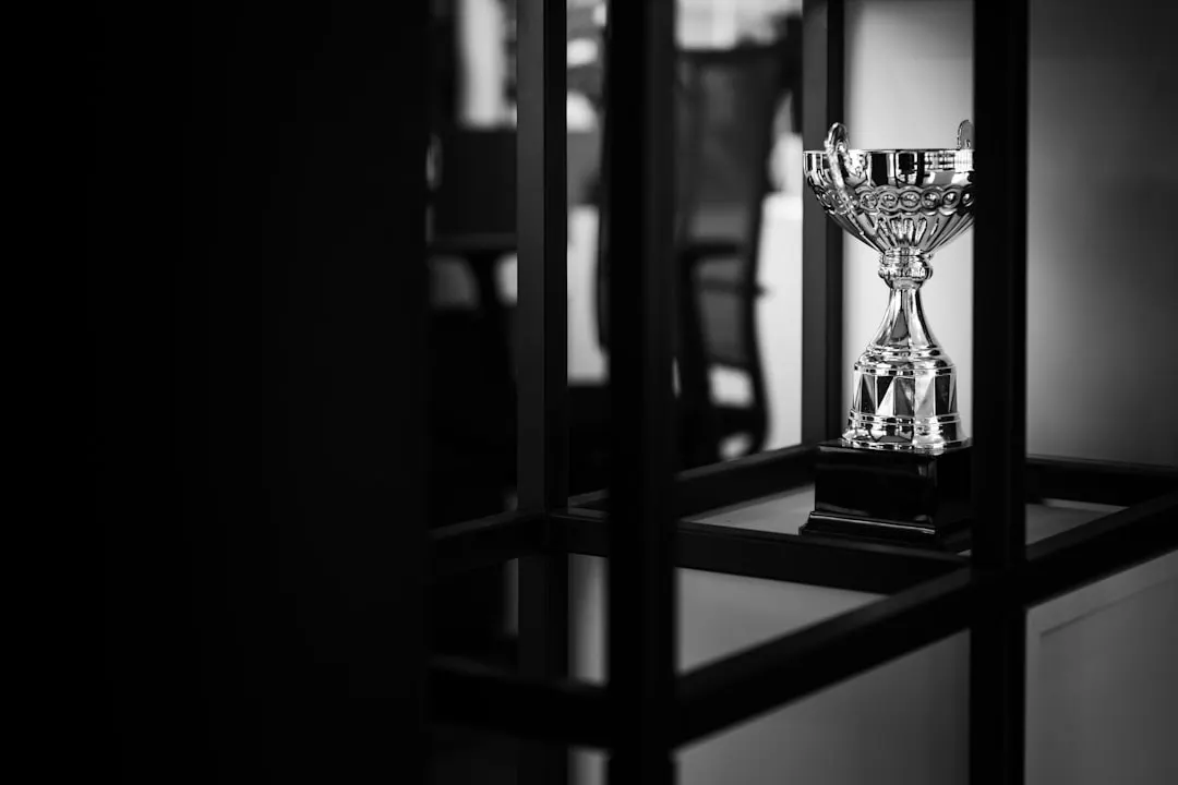 Ein silberner Pokal hinter Glas im Dunkeln
