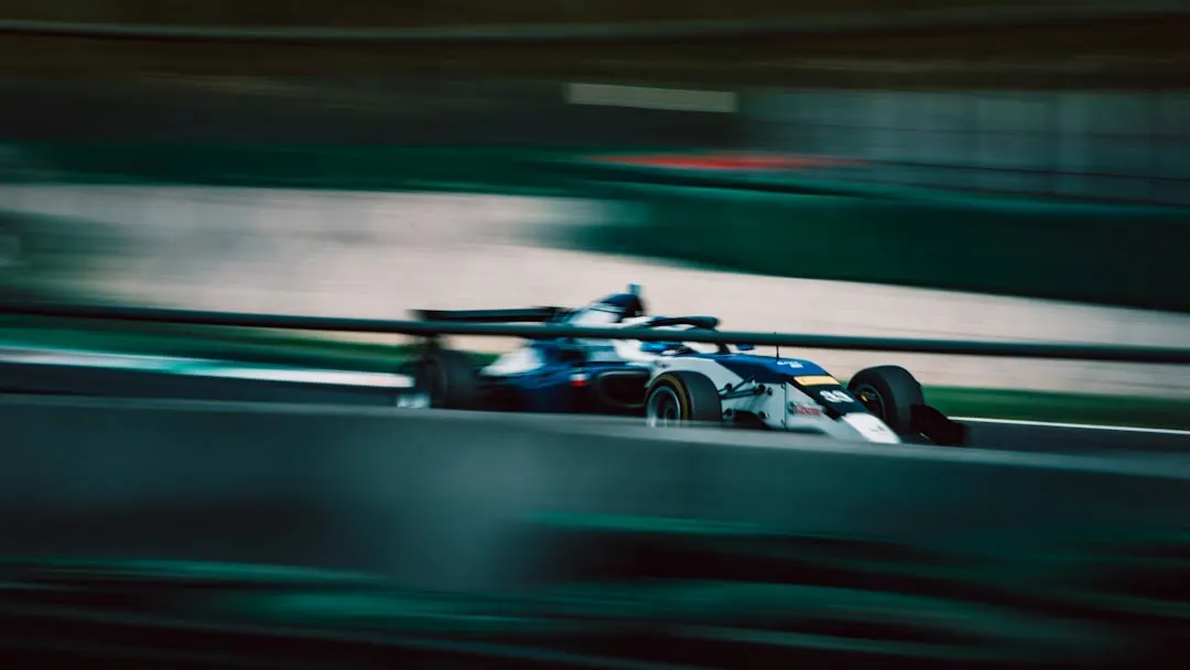 Ein Formel-Rennwagen rast in Bewegungsunschärfe über die Strecke